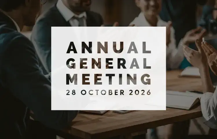 Des personnes assises autour d'une table en train d'applaudir, avec au centre une pancarte sur laquelle on peut lire : « Assemblée générale annuelle du 28 octobre 2026 ».