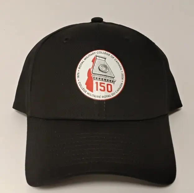 Une casquette de baseball noire est ornée d'un écusson circulaire représentant la silhouette d'un bâtiment, ainsi que les inscriptions « 150 » et « Collège militaire royal du Canada » en anglais et en français.