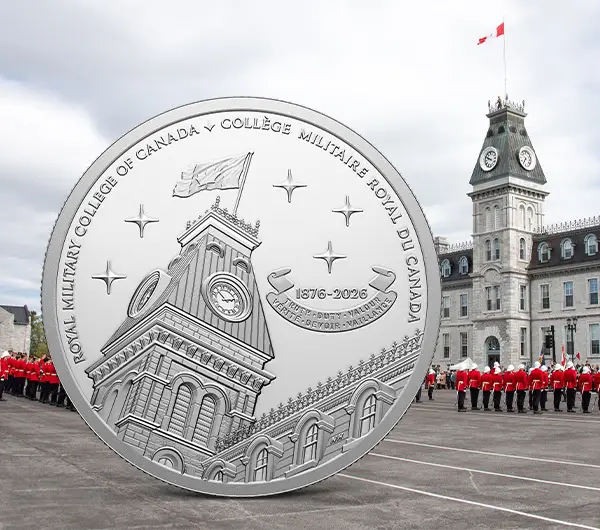 Au premier plan, on aperçoit une grande pièce commémorative représentant le Collège militaire royal du Canada, avec des cadets en uniforme rouge alignés et le bâtiment du collège en arrière-plan.