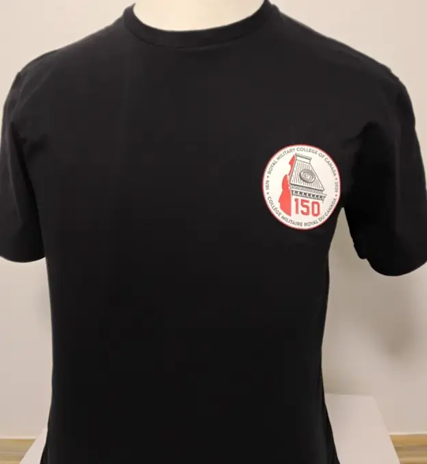 Un t-shirt noir orné, sur la poitrine, d'un écusson rond rouge et blanc comportant l'inscription « 150 » et l'image d'un bâtiment.