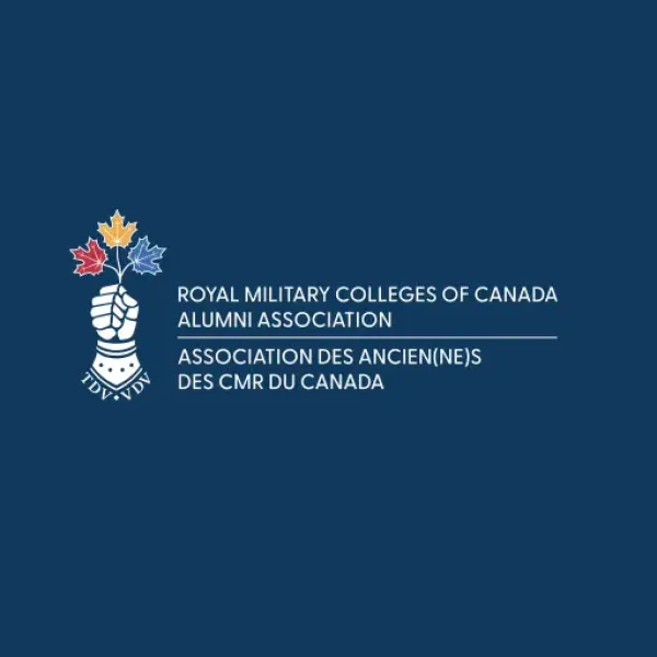 Logo de l'Association des anciens &eacute;l&egrave;ves des Coll&egrave;ges militaires royaux du Canada, repr&eacute;sentant une main stylis&eacute;e tenant une feuille d'&eacute;rable rouge, jaune et bleue, avec un texte en anglais et en fran&ccedil;ais sur un fond bleu fonc&eacute;.